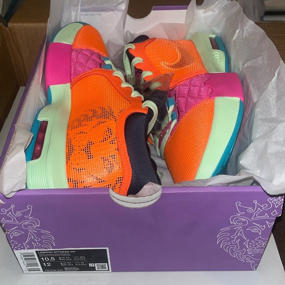 Nike
LeBron witness 8
Total orange - Picture 3 of 5